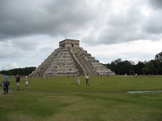 Chich&eacute;n Itz&aacute; - Pyramid south view