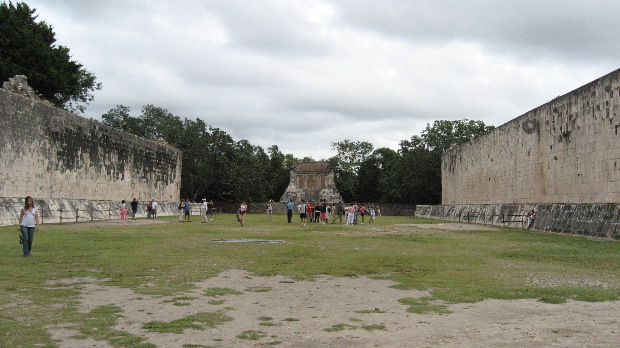 Chich&eacute;n Itz&aacute; - Main Ball Court