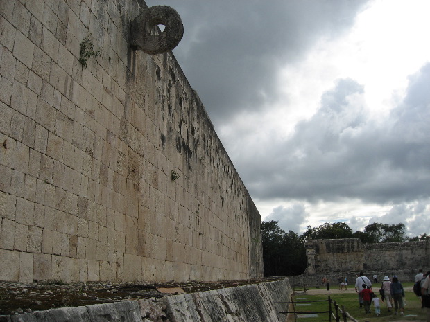 Chich&eacute;n Itz&aacute; - Main Ball Court