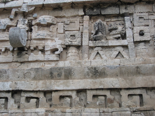 Chich&eacute;n Itz&aacute; - Temple of the Sculptured Panels